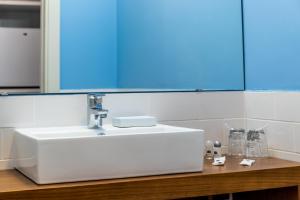 赞布热拉-杜马尔AZUL的浴室设有白色水槽和镜子