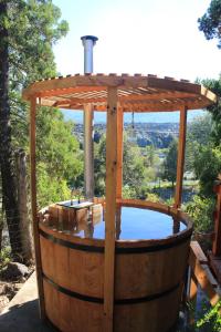梅利佩乌科Doña Marta del Truful的木凉亭桶式热水浴池