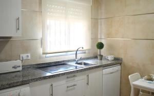 厄尔-汝姆披多Casa El Faro的厨房设有水槽和窗户。