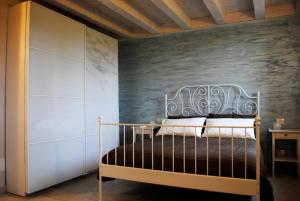 维罗纳自由镇Bed And Breakfast Castello的一间卧室配有一张带灰色墙壁的床