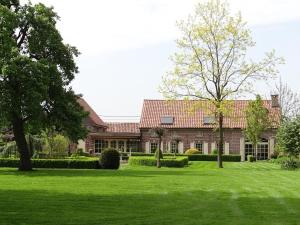 Ransberg罗斯博格哈维住宿加早餐旅馆的前面有绿色草坪的大房子