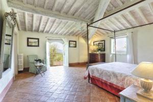 Santa Maria AlbianoVilla Sorgente的一间卧室,卧室内配有一张大床