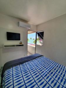 马塞约Vista pro mar的一间卧室设有一张床和一个大窗户