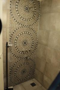 蒙特埃莫索Hostería Altea的淋浴间设有瓷砖墙和淋浴门