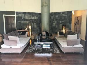 昆达桑梅西洛山高山休闲度假屋的客厅配有两张沙发和一张咖啡桌
