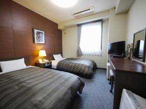 诹访市诹访路线酒店的酒店客房设有两张床和电视。