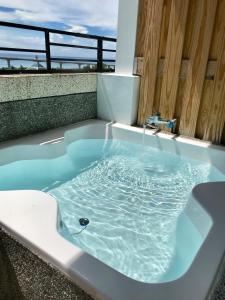 太麻里三和民宿的阳台上的按摩浴缸内有水
