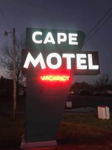 开普查尔斯Cape Motel的街边的帽子汽车旅馆的大标志