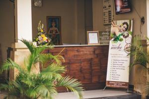 勒吉安尼诗巴厘岛酒店的植物酒吧前面的标志