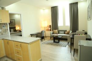 富查伊拉Uptown Hotel Apartment Fujairah By Gewan的客厅配有沙发和桌子