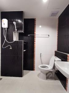 班昌Nirvana@Phala的一间带卫生间和水槽的浴室