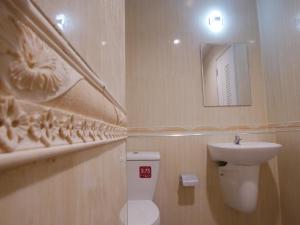 班昌Nirvana@Phala的一间带水槽、卫生间和镜子的浴室