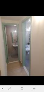 卜舍里包豪斯汽车旅馆 的浴室设有镜子、水槽和镜子