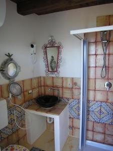 利帕里阿托罗公寓的浴室设有水槽和墙上的镜子