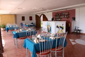 阿鲁沙Dan Stam Hotel的一间配备有蓝色桌椅的用餐室