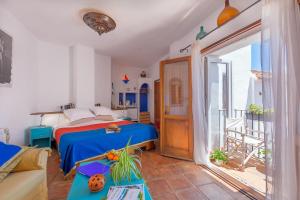 CartajimaHotel Los Castaños的一间卧室设有蓝色的床和一个阳台