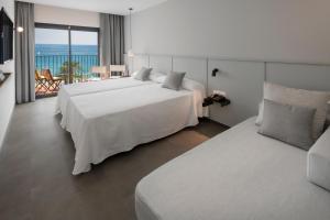罗列特海岸GHT Miratge - Only Adults 18 and up的酒店客房设有两张床和一个阳台。