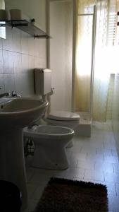 塔兰托soggiorni & pernottamenti TURNONE的浴室配有卫生间、盥洗盆和淋浴。