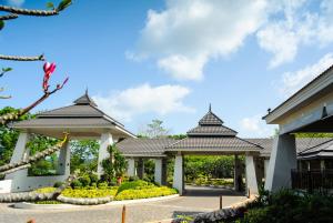 春蓬The Nouveau Chumphon Beach Resort And Golf的享有度假村凉亭的景致