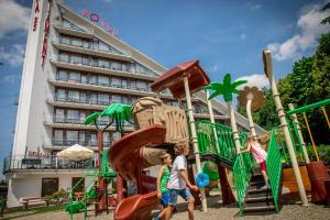 乌斯特龙钻石酒店的一群儿童在酒店前面的游乐场玩耍