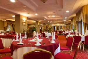Serwy信天翁酒店的餐厅内带桌椅的宴会厅