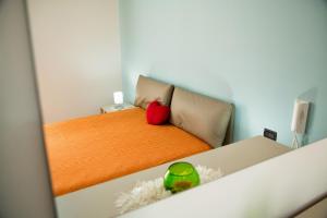 巴莱斯特拉泰Sicilia Case Vacanze的一间卧室配有一张红色枕头的床