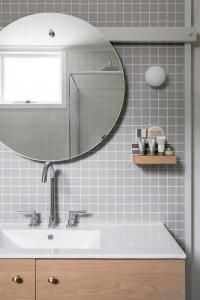 雷德山Lancemore Lindenderry Red Hill的一间带水槽和镜子的浴室