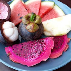 拉迈Pink House的桌上的水果和蔬菜盘