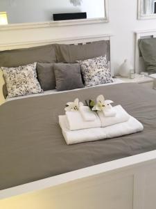 波斯托伊纳Odisey的一张带两条毛巾和鲜花的床