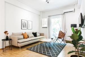 雅典Bright 2BD Apartment in Psychiko by UPSTREET的客厅配有沙发和桌子