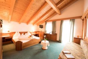 修希里耶尔住宿加早餐旅馆的大型客房设有一张床、一张书桌和窗户。