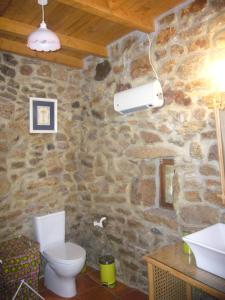 LeomilCasa do Monge的石质浴室设有卫生间和石墙