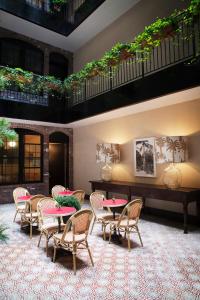 纽约布鲁姆酒店的配有桌椅和钢琴的房间