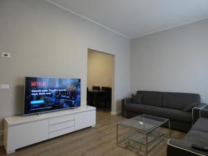 马尔米堡Villa Allende的带沙发和平面电视的客厅