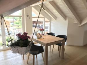 格拉绍Haus Vincent的一间带木桌和椅子的用餐室