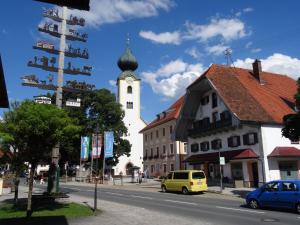 格拉绍Haus Vincent的镇里一座教堂,教堂里有一个钟楼