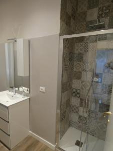 马尔米堡Villa Allende的带淋浴和盥洗盆的浴室