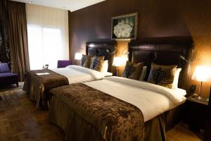 卑尔根克拉里翁黑纹空特里酒店的酒店客房设有两张床和窗户。