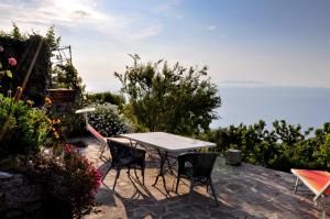 ZancaCasa Vigna Maria的一个带桌椅的庭院和大海
