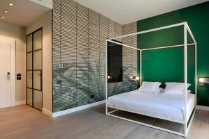 那不勒斯Casa Pacifico Napoli的一间卧室配有一张白色的床和绿色的墙壁