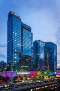 广州广州辉盛阁国际公寓(城央户外度假泳池)的一群高大的建筑在晚上在城市里