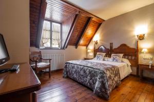 维耶拉弗福瑞达酒店的卧室配有一张床、一张书桌和窗户。