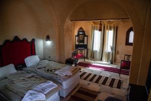 森达沙漠度假酒店客房内的一张或多张床位