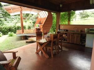 比加瓜Mei Tai Cacao Lodge的厨房以及带桌椅的用餐室。