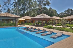圣塞巴斯蒂昂-杜帕拉伊苏莱奥犹大魅力酒店的一个带躺椅的游泳池,一个度假村