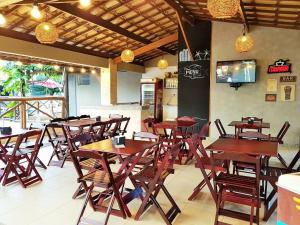 阿拉卡茹波萨达度索酒店的一间设有木桌和椅子的餐厅