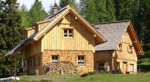 TauplitzalmSchermerhütten的一堆木头的木屋