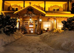 圣克里斯蒂娜Villa Martha Vintage Hotel-B&B的夜间下雪的酒店