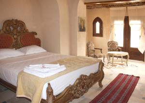 Al Qaşr森达沙漠度假酒店的一间卧室配有带毛巾的床