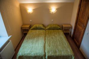 KunioniaiPrie upes的一间小卧室,配有带2个床头柜的床